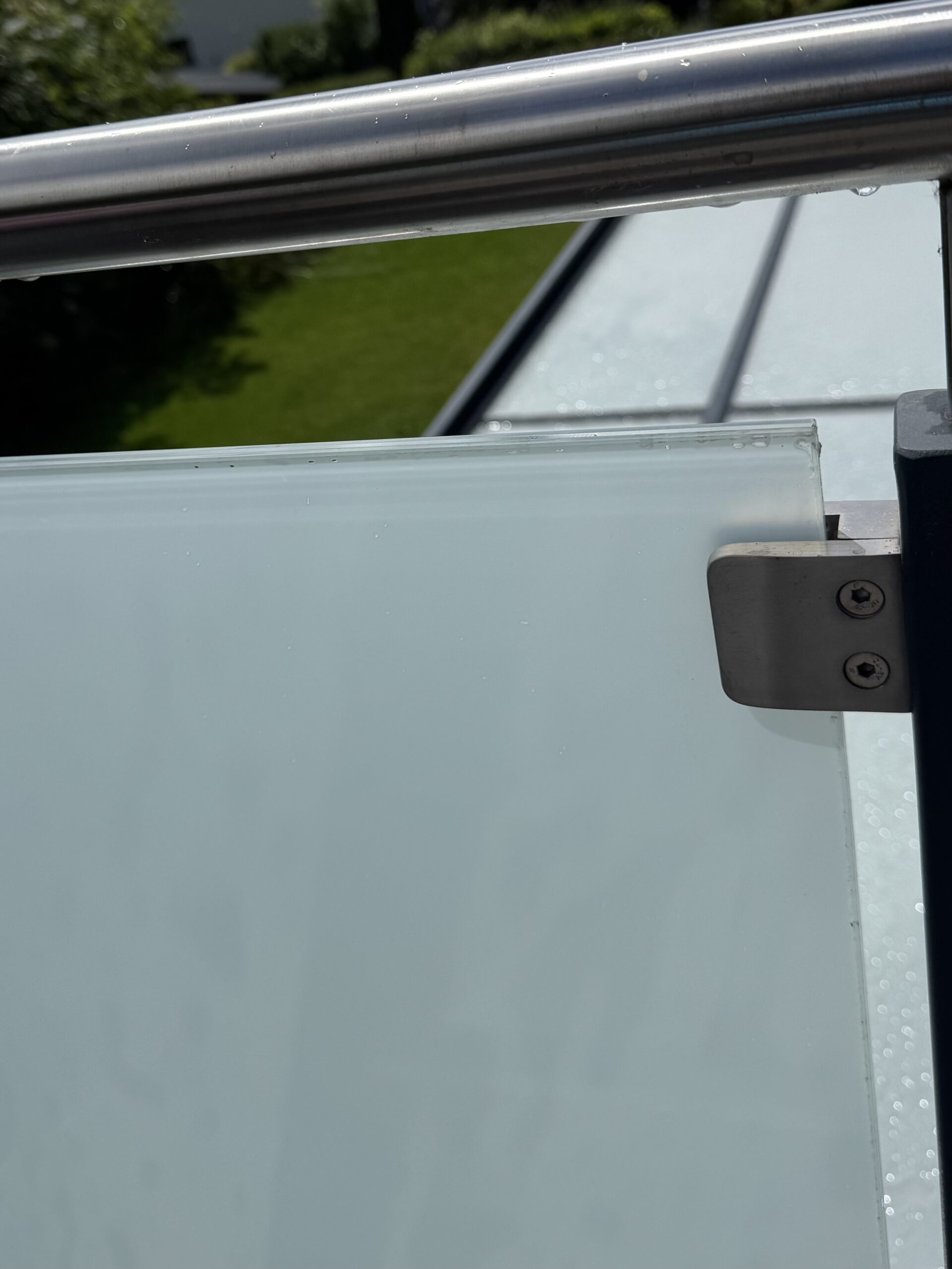 Nachher: gereinigte Glasbalustrade