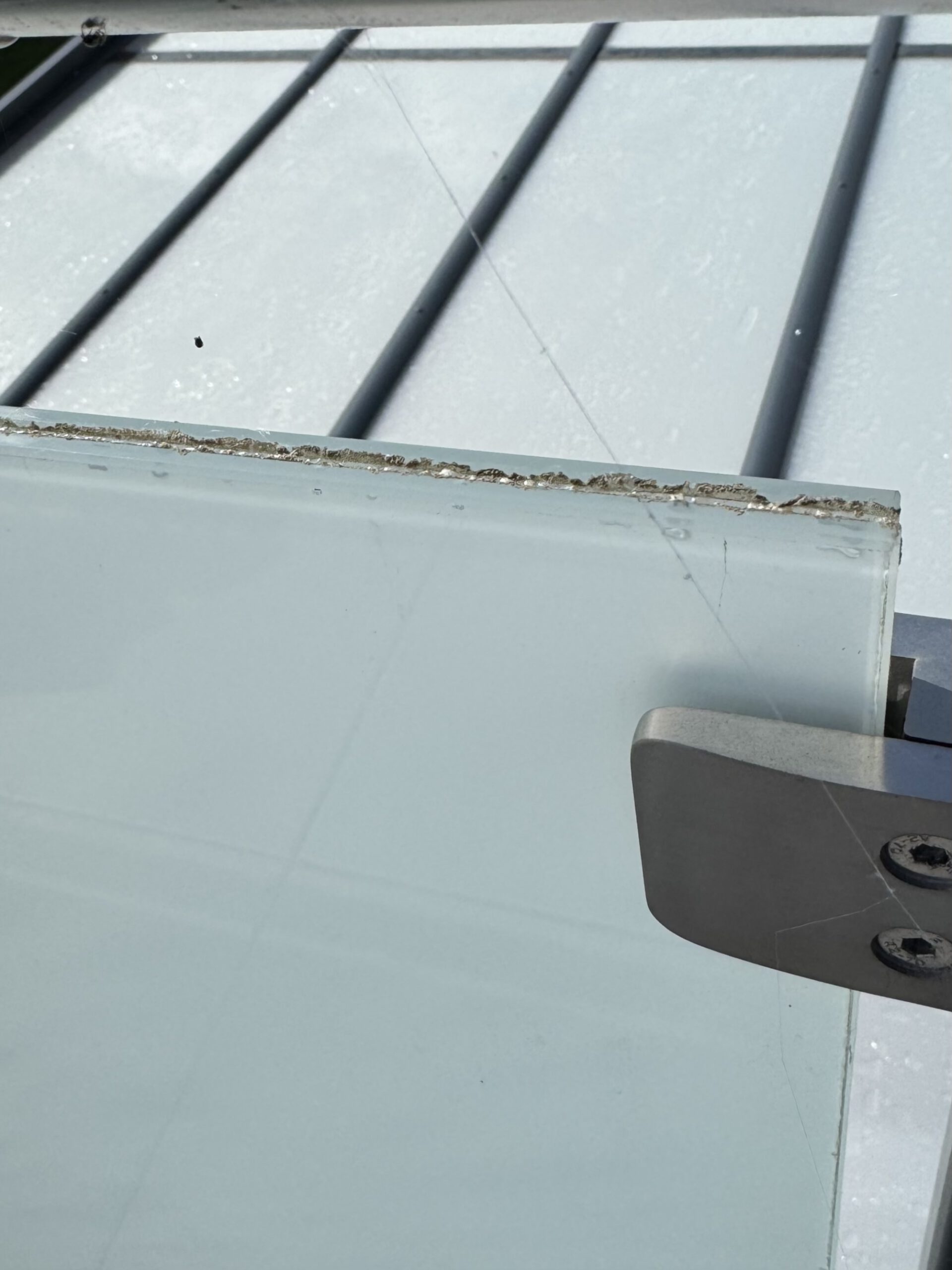 Vorher: verschmutzte Glasbalustrade